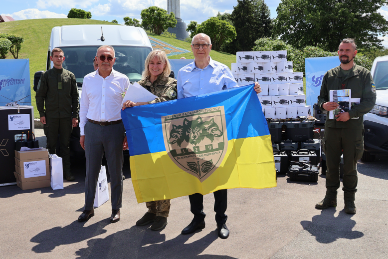 Ukrainian helicopter airline has handed over to the defenders another military aid party