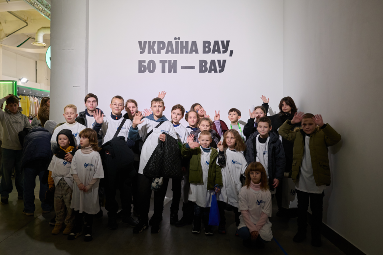 The airline company "Ukrainian Helicopters" organized a holiday for Nicholas Day and an excursion for the orphans of our Defenders