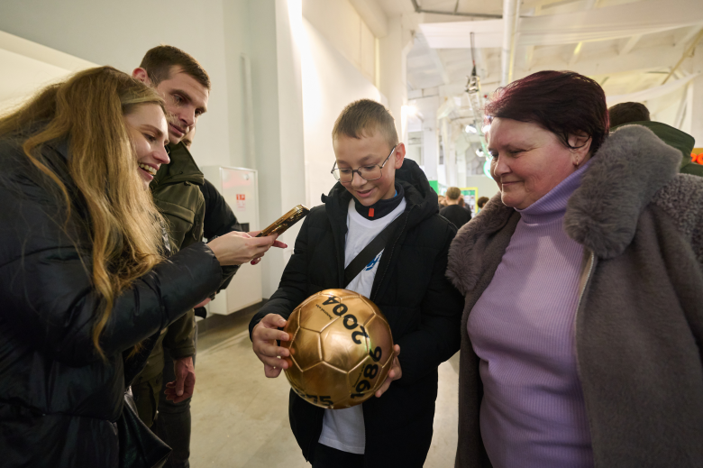 The airline company "Ukrainian Helicopters" organized a holiday for Nicholas Day and an excursion for the orphans of our Defenders