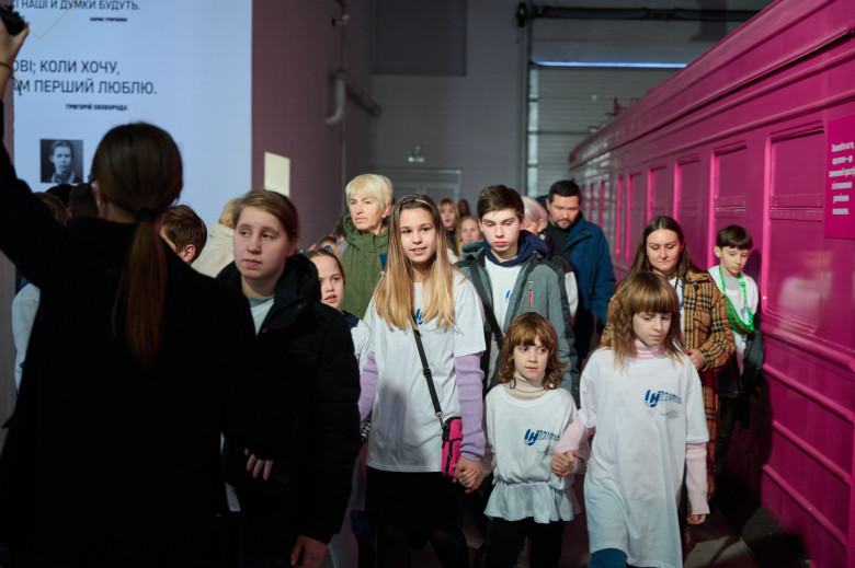 The airline company "Ukrainian Helicopters" organized a holiday for Nicholas Day and an excursion for the orphans of our Defenders