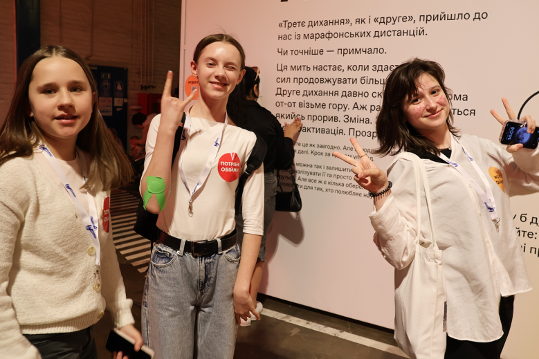 Тепло неба: авіакомпанія «Українські вертольоти» дарує дітям свято і підтримку