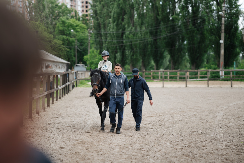 Покататись верхи й поспілкуватись із патрульними: як «Українські вертольоти» створюють для дітей наших Захисників нові спогади