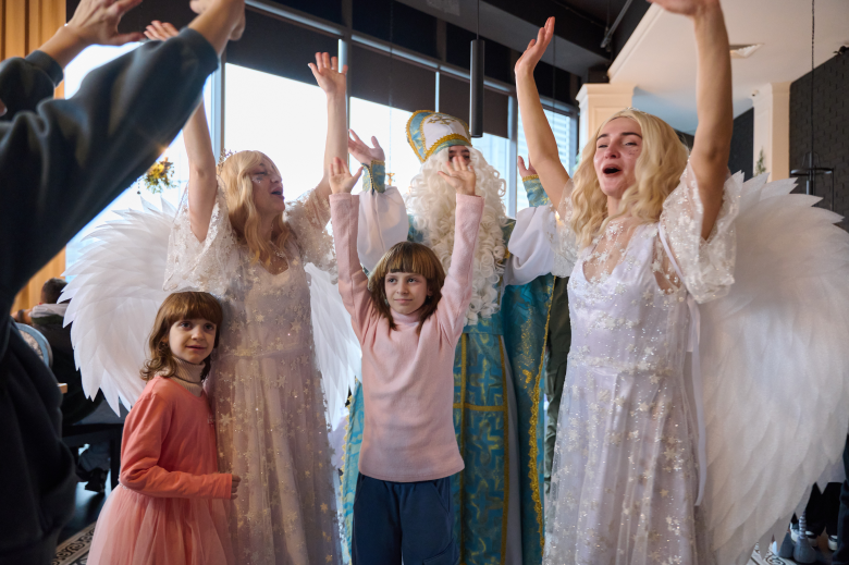 The airline company "Ukrainian Helicopters" organized a holiday for Nicholas Day and an excursion for the orphans of our Defenders