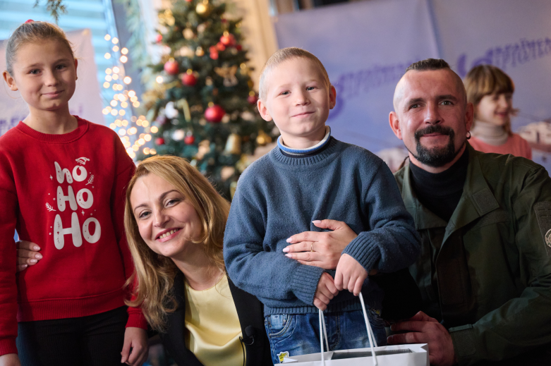 The airline company "Ukrainian Helicopters" organized a holiday for Nicholas Day and an excursion for the orphans of our Defenders