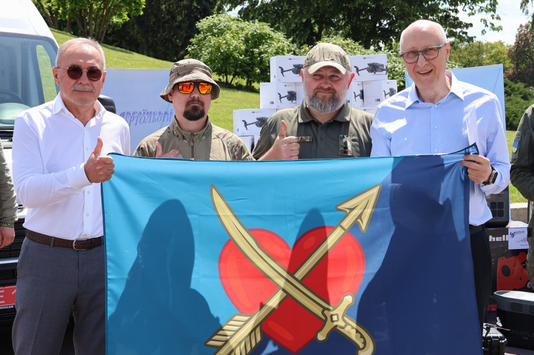 Ukrainian helicopter airline has handed over to the defenders another military aid party