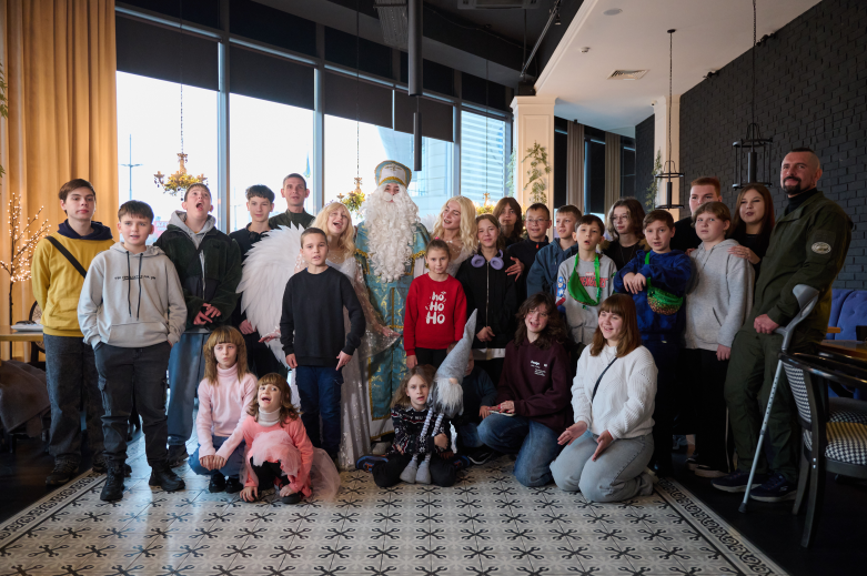 The airline company "Ukrainian Helicopters" organized a holiday for Nicholas Day and an excursion for the orphans of our Defenders