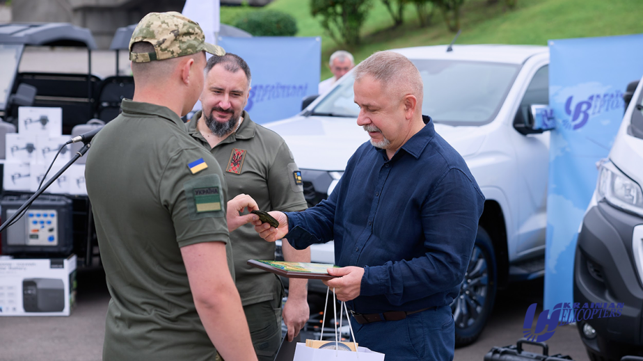 «Українські вертольоти» передали допомогу для 8 підрозділів Сил оборони