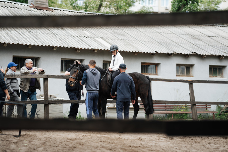 Покататись верхи й поспілкуватись із патрульними: як «Українські вертольоти» створюють для дітей наших Захисників нові спогади