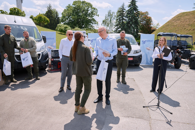 Ukrainian helicopter airline has handed over to the defenders another military aid party
