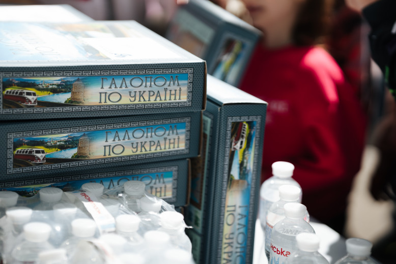 Покататись верхи й поспілкуватись із патрульними: як «Українські вертольоти» створюють для дітей наших Захисників нові спогади