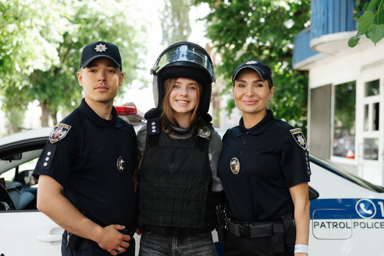 Покататись верхи й поспілкуватись із патрульними: як «Українські вертольоти» створюють для дітей наших Захисників нові спогади